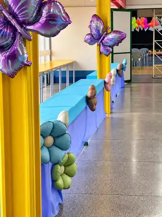 Corredor do CAIC decorado com flores e borboletas