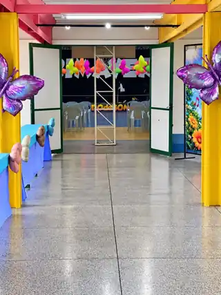 Entrada do ginásio preparada e decorada para a Festa da Primavera